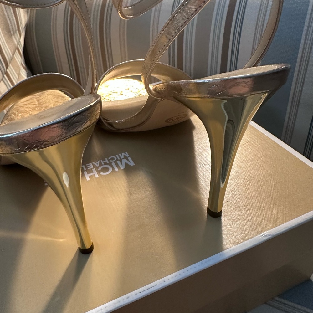 MICHAEL MICHAEL KORS
Elyse Crackled Metallic Leather Sandal Pale Gold - Picture 7 of 8
